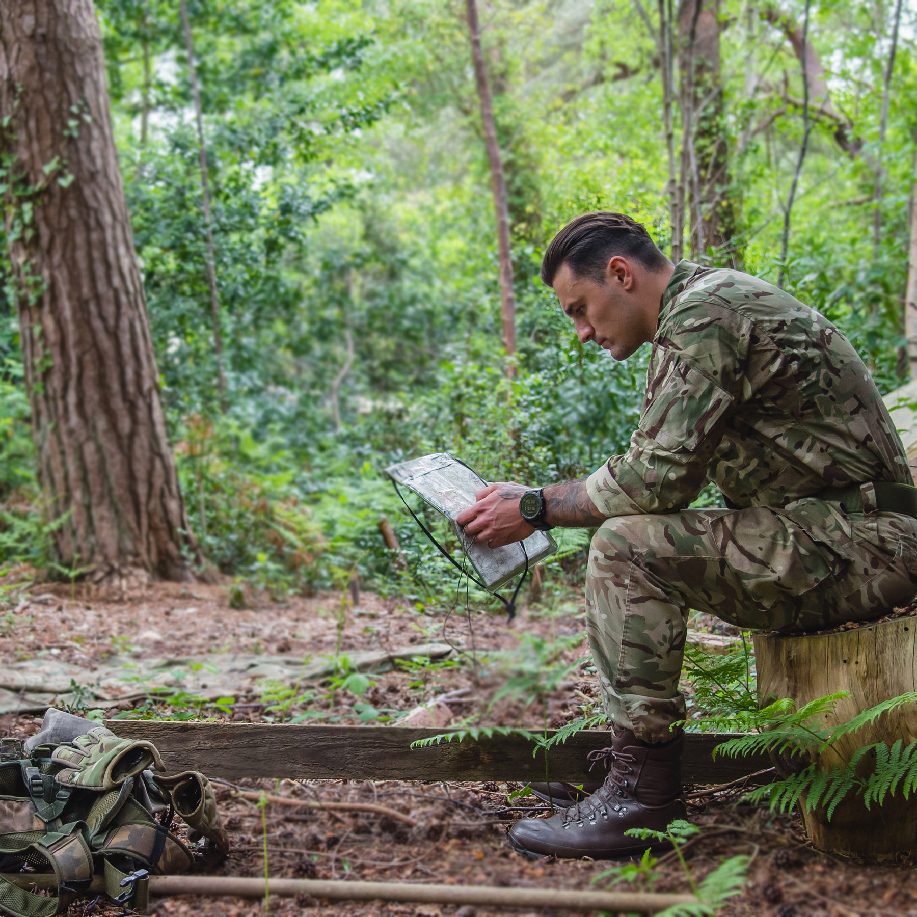 Soldat i camouflage med garmin ur